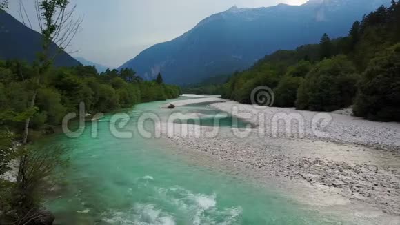 4K编译视频日落时在斯洛文尼亚的索卡河谷上空飞行和起飞JulianAlpsBovec区视频的预览图