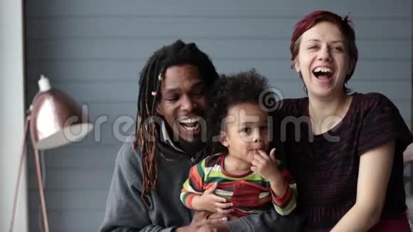 美丽的混血家庭微笑画像视频的预览图
