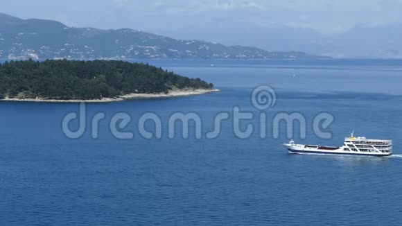 在希腊科孚镇附近航行的渡轮美丽的海洋景观视频的预览图