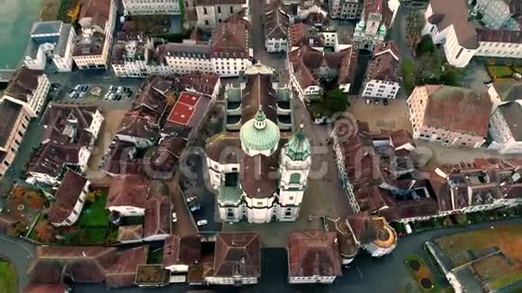 图片4k空中无人机景观大中世纪古城与旧建筑教堂河畔视频的预览图