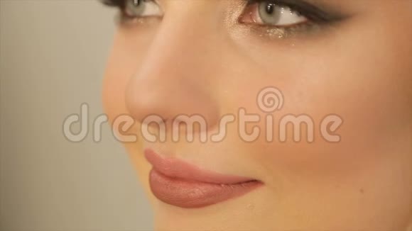 女化妆师用红铅笔勾勒出女性嘴唇的轮廓视频的预览图