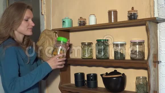 农家妇女采摘草药为健康的天然凉茶4K视频的预览图