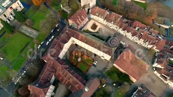 迷人的4k空中无人机景观在大中世纪古城与旧建筑教堂河边视频的预览图