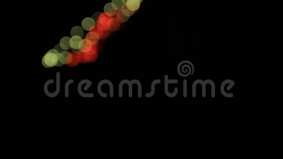美丽的绿色和红色烟花球在夜空假日背景模糊的烟花火花视频的预览图