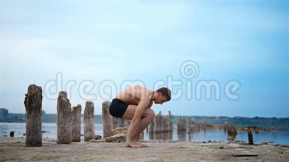 男运动员练习瑜伽视频的预览图