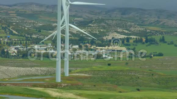 旋转风力涡轮机的垂直视野令人惊叹的乡村景观雨天的地平线视频的预览图
