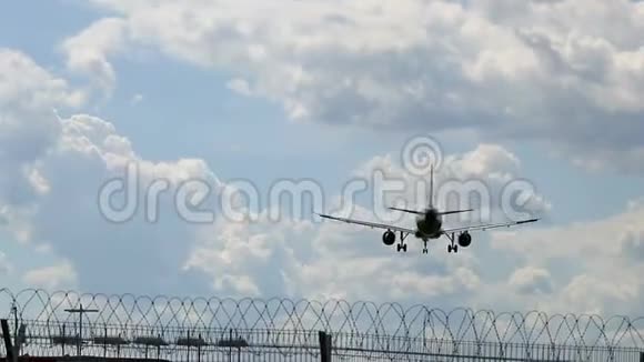 飞机到达机场后景视频的预览图