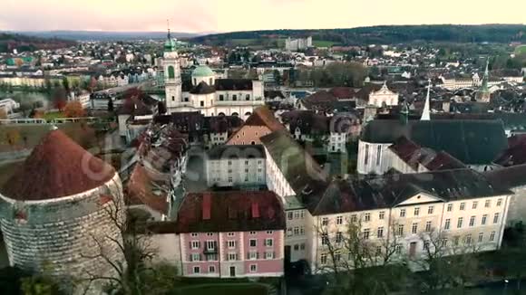 美丽的4k空中无人机景观大中世纪古城与老建筑教堂河边视频的预览图