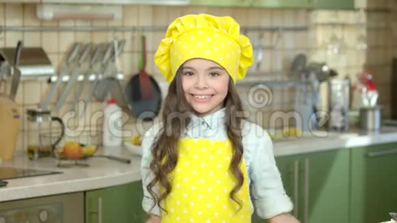 带着厨房用具的微笑女孩视频的预览图