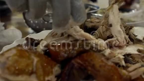 慢动作厨师手准备传统鸡肉食物台湾餐厅视频的预览图