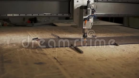 在一家工厂里钻床正在塑料板上做标记视频的预览图