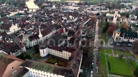 令人印象深刻的4k空中无人机景观大中世纪古城与旧建筑教堂河边视频的预览图