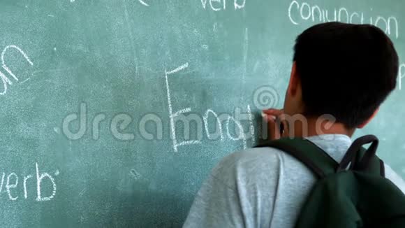 男生在教室黑板上写英语单词视频的预览图