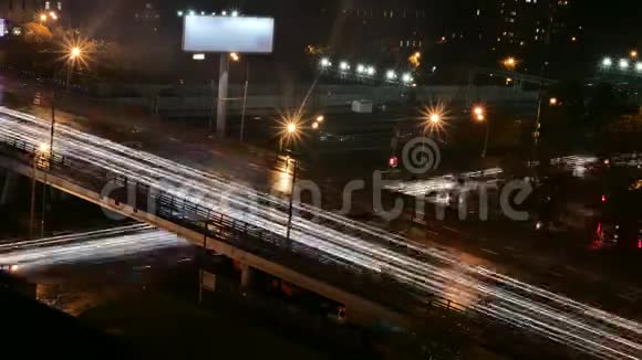 夜间莫斯科高速公路上的交通时差视频的预览图