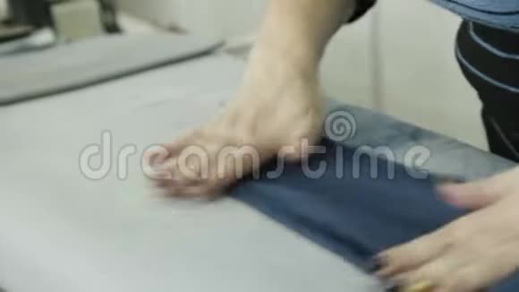 服装厂男式夹克熨烫工艺4K视频的预览图