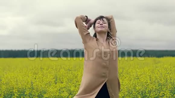 快乐的女人喜欢在田野里散步夏野黄花视频的预览图