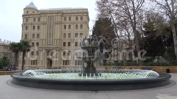 喷泉在一个城市公园12月阴天阿塞拜疆巴库视频的预览图