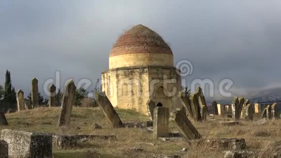 古穆斯林墓地上埃迪古姆贝兹建筑群的古代陵墓之一阿塞拜疆Shemakha视频的预览图