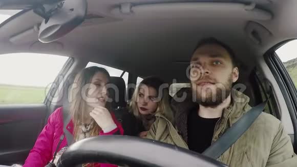 一群年轻人坐在车里吃东西朋友们一起去旅行视频的预览图