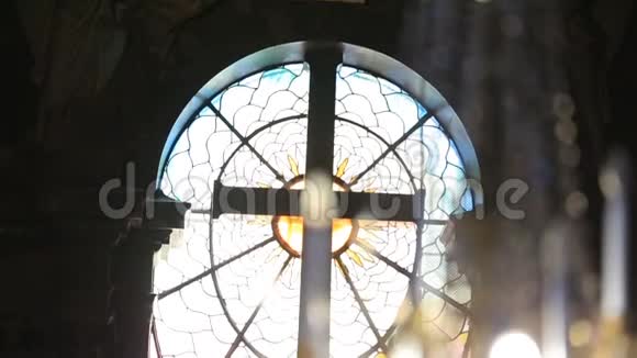 阳光透过教堂的窗户周围是照明的蜡烛视频的预览图