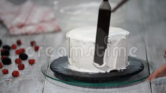 用白铲把奶油奶油涂在巧克力蛋糕上视频的预览图