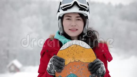 冬季运动滑雪板年轻滑雪女孩的肖像视频的预览图
