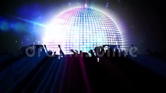 夜总会有迪斯科舞厅和跳舞的人群视频的预览图