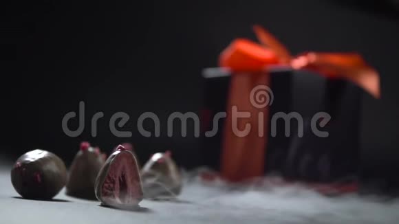 烟把草莓里的浆果包裹在巧克力里视频的预览图