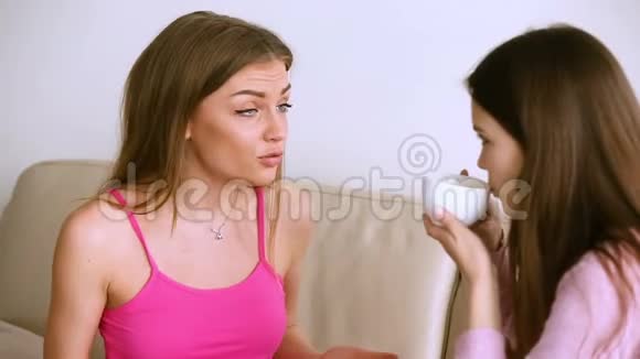 两个年轻女人闲聊女孩闲聊喝咖啡视频的预览图
