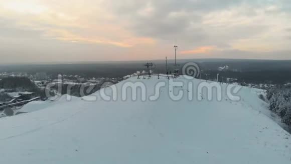 在滑雪小屋的冬季空中观景台滑雪场的顶部山顶4K视频的预览图