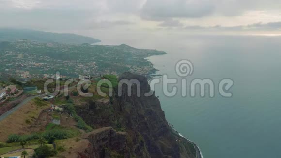 从葡萄牙最高的欧洲角CaboGirao俯瞰令人叹为观止的底部景色视频的预览图