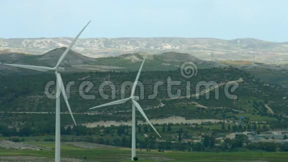 风力发电风车旋转节能山岳景观视频的预览图
