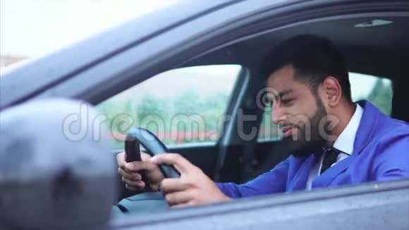 穿蓝色西装的穆斯林男子开车英俊严肃的商人视频的预览图