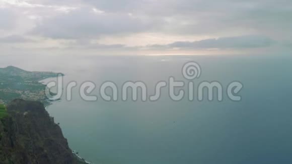 从葡萄牙最高的欧洲角CaboGirao俯瞰令人叹为观止的底部景色视频的预览图