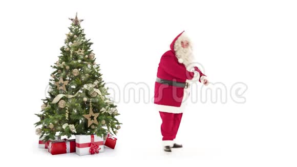 灯光装饰着圣诞树礼物盒和圣诞老人奔跑着挥舞着用文字在白色背景下离去视频的预览图