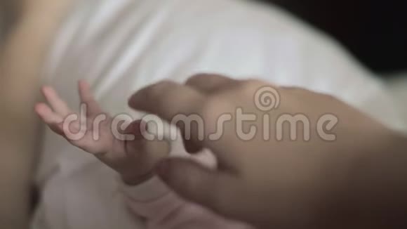 母爱妈妈摸着婴儿的手视频的预览图