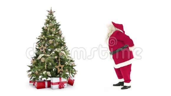 灯光装饰圣诞树与礼品盒圣诞老人快乐街头现代舞蹈白色背景与文字视频的预览图