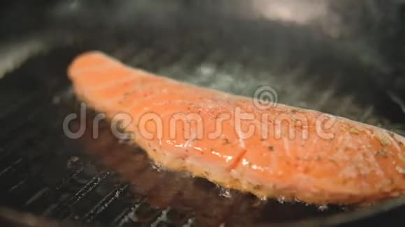 餐厅提供鱼餐鲑鱼鱼片和烤烤肉视频的预览图