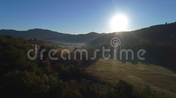 空中无人驾驶飞机俯瞰山上的农田美丽的秋日阳光视频的预览图
