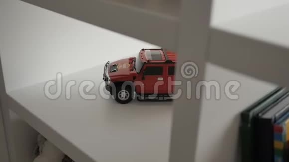 白色背景上的小型汽车玩具视频的预览图