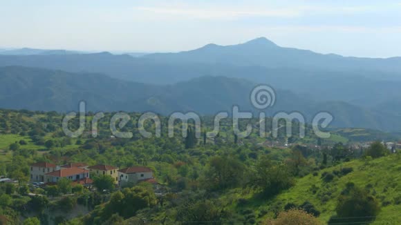 塞浦路斯Troodos山脉村庄的水平全景美丽的风景视频的预览图