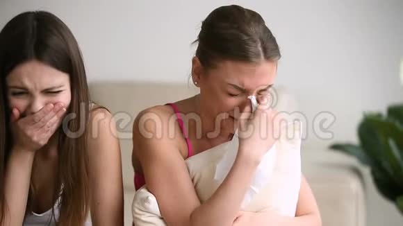 年轻悲伤的女孩一起在家哭泣青少年问题的概念视频的预览图