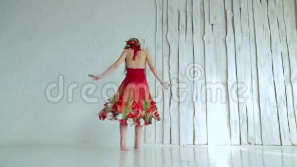 神秘的女孩有创意的化妆穿着民族红色连衣裙旋转视频的预览图
