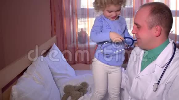 幼儿带医生男士听诊器病人女孩和医生的关系视频的预览图