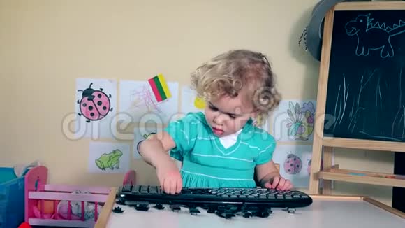 漂亮的女儿破坏键盘视频的预览图