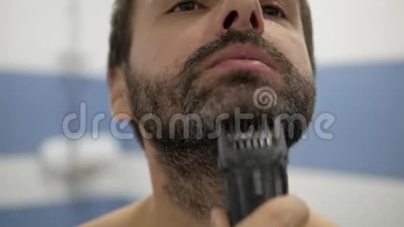 胡子男剃须刀视频的预览图