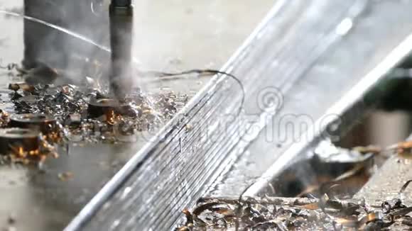 人在钻床上工作在工厂钻钢结构漂亮地剥落了钢屑视频的预览图