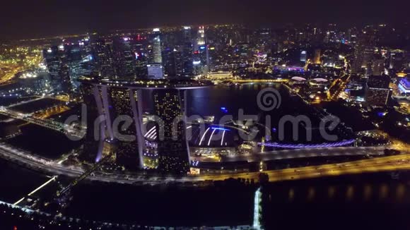 在明亮的夜光照明下用海洋大都市在新加坡大城市的4k空中无人机景观视频的预览图