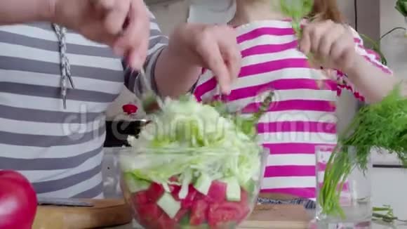 厨房蔬菜沙拉的准备4K视频的预览图