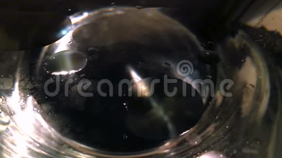 油和水在玻璃碗中缓慢移动的细节视频的预览图